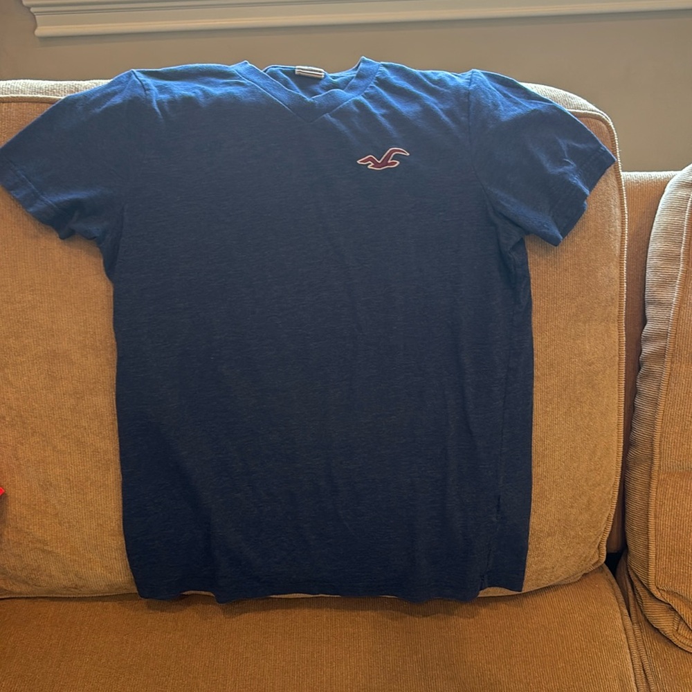 hi i am selling a size large hollister navy blue tshirt